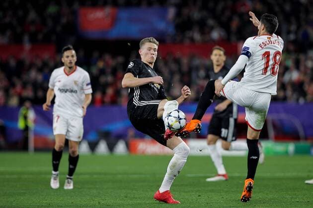 21st February 2018, Ramon Sanchez Pizjuan, Seville, Spain; UEFA Champions League football, round of 16, 1st leg, Sevilla versus Manchester United ManU Scott McTominay fouls Escudero  ActionPlus11991210