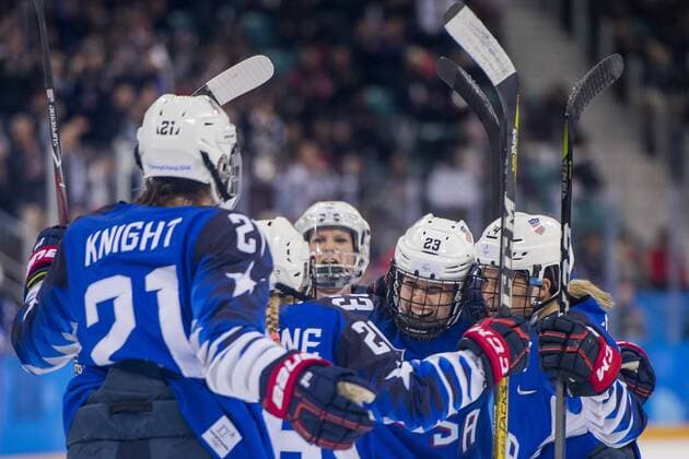 PyeongChang 2018, Eishockey, USA - Kanada, Finale Damen 180222 Hilary Knight of USA celebrates with her teammates Sidney Morin and Brianna Decker after scoring 1-0 during the Women s Ice hockey Eishockey final between USA and Canada during day thirteen of the 2018 Winter Olympics on February 22, 2018 in Pyeongchang. Photo: Petter Arvidson BILDBYRN kod PA 91993 Copyright: PETTERxARVIDSON BB180222PA016