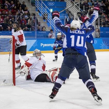 PyeongChang 2018, Eishockey, USA - Kanada, Finale Damen February 22, 2018 - Pyeongchang, KOR - The United States Hilary Knight (21) celebrates with teammates after scoring a power play goal in the first period against Canada in the Gold Medal game on Thursday, Feb. 22, 2018, at South Korea s Gangneung Hockey Centre during the Pyeongchang Winter Olympics. Women s Gold Medal Hockey Game, USA vs. Canada - ZUMAm67_ 20180222_zaf_m67_009 Copyright: xCarlosxGonzalezx