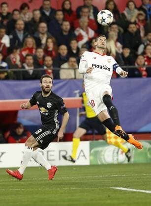 Partido de ida de octavos de la Liga de Campeones entre el Sevilla y el Manchester United ManU en el Pizjuan. En la imagen, Mata y Escudero. First leg of 1 8 Champions League match between Sevilla and Manchester United. In this picture, Mata and Escudero. 