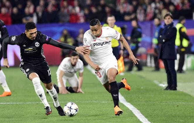 Partido de ida de octavos de la Liga de Campeones entre el Sevilla y el Manchester United ManU en el Pizjuan. En la imagen, Muriel y Smalling. First leg of 1 8 Champions League match between Sevilla and Manchester United. In this picture, Muriel and Smalling. 