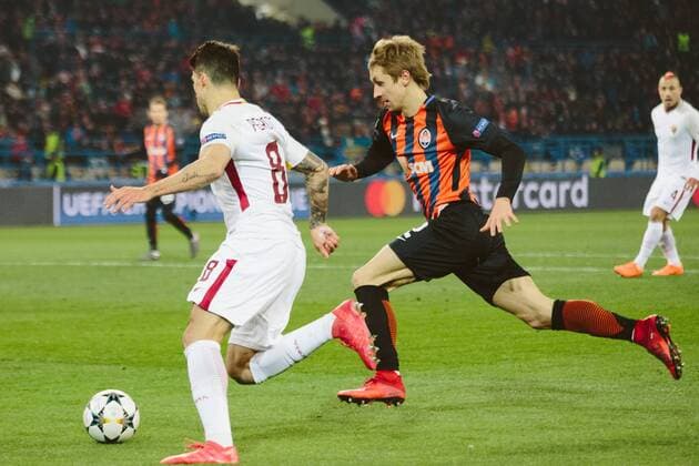 February 21, 2018 - Kharkov, Ukraine - Diego Perotti (8, Roma) in action against Bogdan Butko (2, Shakhtar) during match of the Eight-Finals finals of the Champions League between FC Shakhtar and Roma at Metalist Stadium in Kharkov. Ukraine, Wednesday, February 21, 2018. Shakhtar Donetsk v AS Roma - UEFA Champions League Round of 16: First Leg  - ZUMAn230 20180221_zaa_n230_844 Copyright: xPavloxPakhomenkox