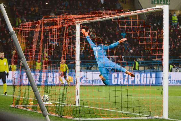 Bilder des Tages - SPORT February 22, 2018 - Kharkov, Ukraine - Alisson Becker (1, Roma) after the second goal of Shaktar during match of the Eight-Finals finals of the Champions League between FC Shakhtar and Roma at Metalist Stadium in Kharkov. Ukraine, Wednesday, February 21, 2018. Shakhtar Donetsk v AS Roma - UEFA Champions League Round of 16: First Leg  - ZUMAn230 20180222_zaa_n230_001 Copyright: xPavloxPakhomenkox