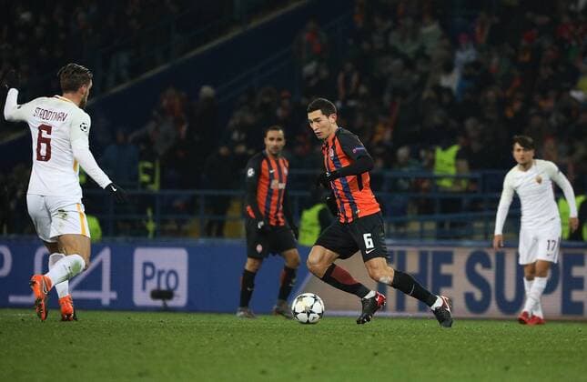 February 21, 2018 - Kharkov, Ukraine - Shakhtar s Taras Stepanenko (center) controls the ball during match of the Eight-Finals finals of the Champions League between FC Shakhtar and Roma at Metalist Stadium in Kharkov. Ukraine, Wednesday, February 21, 2018 Shakhtar Donetsk v AS Roma - UEFA Champions League Round of 16: First Leg  - ZUMAn230 20180221_zaa_n230_832 Copyright: xDanilxShamkinx