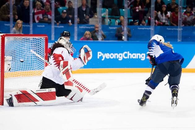 PyeongChang 2018, Eishockey, USA - Kanada, Finale Damen 180222 Monique Lamoureux-Morando of USA scores the 2-2 goal during the Women s Ice hockey Eishockey final between USA and Canada during day thirteen of the 2018 Winter Olympics on February 22, 2018 in Pyeongchang. Photo: Petter Arvidson BILDBYRAN kod PA 91993 Copyright: PETTERxARVIDSON BB180222PA040