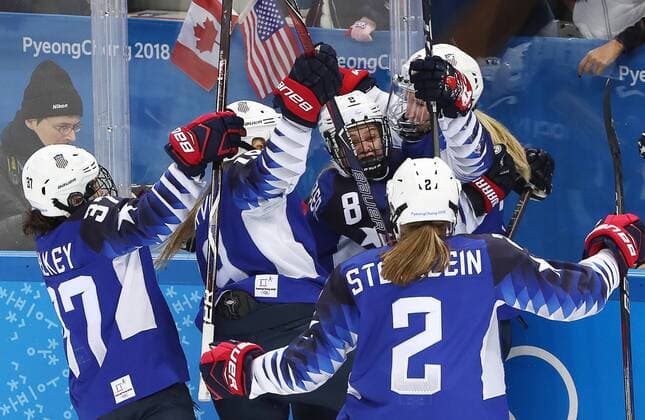 PyeongChang 2018, Eishockey, USA - Kanada, Finale Damen GANGNEUNG, SOUTH KOREA - FEBRUARY 22, 2018: American players celebrate scoring against Canada in the women s final Ice hockey Eishockey match as part of the 2018 Winter Olympic Games Olympische Spiele Olympia OS at the Gangneung Hockey Centre. Valery Sharifulin TASS  TS0752AC