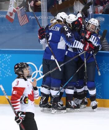 PyeongChang 2018, Eishockey, USA - Kanada, Finale Damen GANGNEUNG, SOUTH KOREA - FEBRUARY 22, 2018: American players celebrate scoring against Canada in the women s final Ice hockey Eishockey match as part of the 2018 Winter Olympic Games Olympische Spiele Olympia OS at the Gangneung Hockey Centre. Valery Sharifulin TASS  TS0752AD