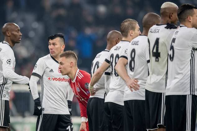 20. Februar 2018: Muenchen, Allianz Arena: Fussball UEFA Champions League, Achtelfinale: FC Bayern Muenchen - Besiktas Istanbul: Muenchens Joshua Kimmich versteckt sich in der Mauer von Besiktas. *** 20 February 2018 Muenchen Allianz Arena Football UEFA Champions League Round of 16 Bayern Munich Muenchen Besiktas Istanbul Muenchens Joshua Kimmich hides in the wall of Besiktas