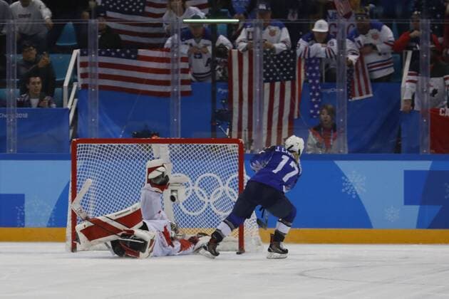 February 22, 2018 - Pyeongchang, KOREA - United States forward Jocelyne Lamoureux (17) scores past Canada goaltender Shannon Szabados (1) during the shootout in the women s Ice hockey Eishockey gold medal match between Canada and the United States during the Pyeongchang 2018 Olympic Winter games Winterspiele Spiele Summer games at Gangneung Hockey Centre. The USA beat Canada 3-2 in an overtime shootout. Olympics Pyeongchang 2018: Ice Hockey-Women Team Final - USA-CAN - ZUMAm117 20180222_zaf_m117_001 Copyright: xDavidxG.xMcintyrex