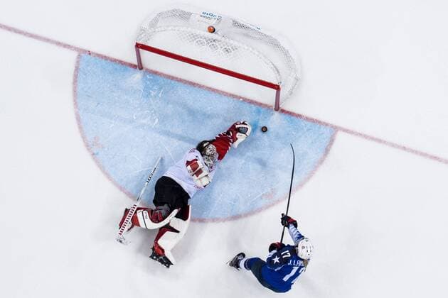 180222 Jocelyne Lamoureux Davidson of USA scores against Goaltender Shannon Szabados of Canada during the penalty shootout in overtime during the Women s Ice hockey Eishockey final between USA and Canada during day thirteen of the 2018 Winter Olympics on February 22, 2018 in Pyeongchang. Photo: Petter Arvidson BILDBYRN kod PA 91993 Copyright: PETTERxARVIDSON BB180222PA104