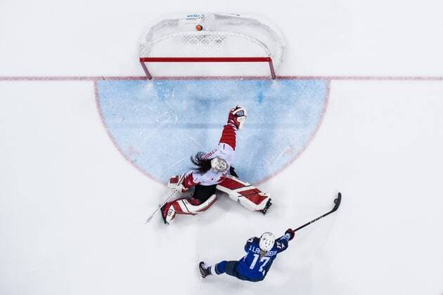 180222 Jocelyne Lamoureux Davidson of USA scores against Goaltender Shannon Szabados of Canada during the penalty shootout in overtime during the Women s Ice hockey Eishockey final between USA and Canada during day thirteen of the 2018 Winter Olympics on February 22, 2018 in Pyeongchang. Photo: Petter Arvidson BILDBYRN kod PA 91993 Copyright: PETTERxARVIDSON BB180222PA105