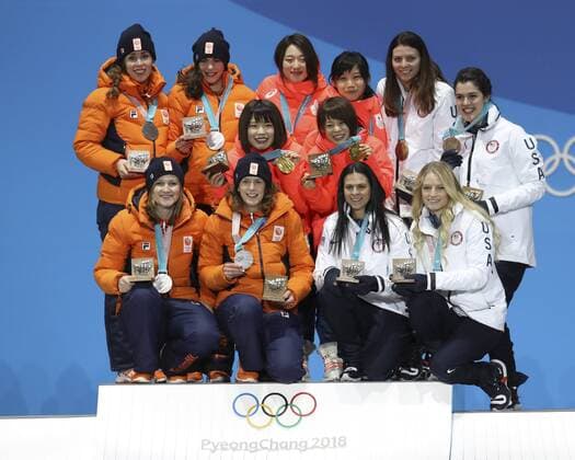 Olympia-Bilder des Tages PyeongChang 2018 - Eisschnelllauf, Teamverfolgung Damen, Siegerehrung (180222) -- PYEONGCHANG, Feb. 22, 2018 -- Champion team Japan, second-placed team of the Netherlands (in orange) and third-placed team USA (in white) pose for photos during medal ceremony of ladies team pursuit of Speed skating Eisschnelllauf at the 2018 PyeongChang Winter Olympic Games Olympische Spiele Olympia OS at Medal Plaza, PyeongChang, South Korea, Feb. 22, 2018. ) (SP)OLY-SOUTH KOREA-PYEONGCHANG-SPEED SKATING-LADIES TEAM PURSUIT-MEDAL CEREMONY BaixXuefei 