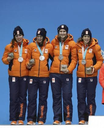PyeongChang 2018 - Eisschnelllauf, Teamverfolgung Damen, Siegerehrung (180222) -- PYEONGCHANG, Feb. 22, 2018 -- Second-placed team of the Netherlands pose for photos during medal ceremony of ladies team pursuit of Speed skating Eisschnelllauf at the 2018 PyeongChang Winter Olympic Games Olympische Spiele Olympia OS at Medal Plaza, PyeongChang, South Korea, Feb. 22, 2018. ) (SP)OLY-SOUTH KOREA-PYEONGCHANG-SPEED SKATING-LADIES TEAM PURSUIT-MEDAL CEREMONY BaixXuefei 