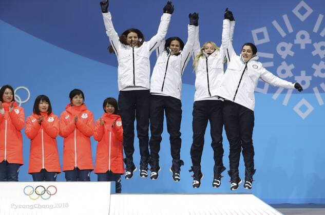 PyeongChang 2018 - Eisschnelllauf, Teamverfolgung Damen, Siegerehrung (180222) -- PYEONGCHANG, Feb. 22, 2018 -- Third-placed team USA (R) react during medal ceremony of ladies team pursuit of Speed skating Eisschnelllauf at the 2018 PyeongChang Winter Olympic Games Olympische Spiele Olympia OS at Medal Plaza, PyeongChang, South Korea, Feb. 22, 2018. ) (SP)OLY-SOUTH KOREA-PYEONGCHANG-SPEED SKATING-LADIES TEAM PURSUIT-MEDAL CEREMONY BaixXuefei 