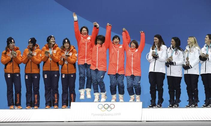(180222) -- PYEONGCHANG, Feb. 22, 2018 -- Champion team Japan (C), second-placed team of the Netherlands (L) and third-placed team USA pose for photos during medal ceremony of ladies team pursuit of Speed skating Eisschnelllauf at the 2018 PyeongChang Winter Olympic Games Olympische Spiele Olympia OS at Medal Plaza, PyeongChang, South Korea, Feb. 22, 2018. ) (SP)OLY-SOUTH KOREA-PYEONGCHANG-SPEED SKATING-LADIES TEAM PURSUIT-MEDAL CEREMONY BaixXuefei 