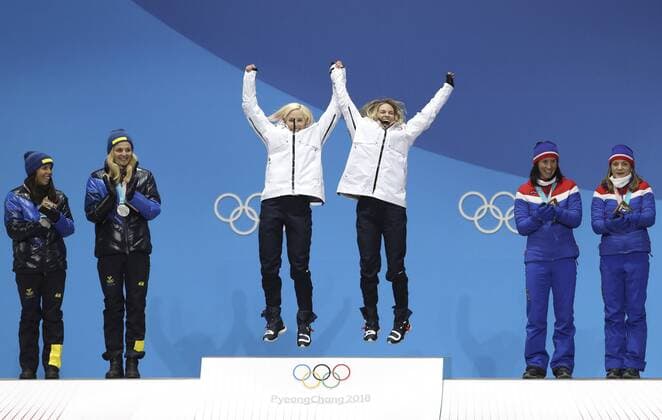 PyeongChang 2018, Langlauf, Teamsprint Damen, Siegerehrung (180222) -- PYEONGCHANG, Feb. 22, 2018 -- Champion Kikkan Randall (3rd L) and Jessica Diggins (3rd R) of United States, second-placed Charlotte Kalla (2nd L) and Stina Nilsson (1st L) of Sweden, Marit Bjoergen (2nd R) and Maiken Caspersen Falla of Norway pose for photos during medal ceremony of ladies team sprint free event of cross-country skiing at the 2018 PyeongChang Winter Olympic Games Olympische Spiele Olympia OS at Medal Plaza, PyeongChang, South Korea, Feb. 22, 2018. ) (SP)OLY-SOUTH KOREA-PYEONGCHANG-CROSS-COUNTRY SKIING-LADIES TEAM SPRINT FREE-MEDAL CEREMONY BaixXuefei 