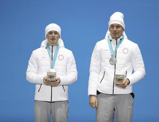 PyeongChang 2018, Langlauf, Teamsprint Herren, Siegerehrung (180222) -- PYEONGCHANG, Feb. 22, 2018 -- Silver medalists Olympic athletes from Russia Denis Spitsov (L) and Alexander Bolshunov pose for photos during medal ceremony of men s team sprint free final of cross-country skiing at the 2018 PyeongChang Winter Olympic Games Olympische Spiele Olympia OS at Medal Plaza, PyeongChang, South Korea, Feb. 22, 2018. ) (SP)OLY-SOUTH KOREA-PYEONGCHANG-CROSS-COUNTRY SKIING-MEN S TEAM SPRINT FREE-MEDAL CEREMONY BaixXuefei 