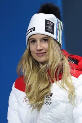 PyeongChang 2018, Snowboard, Big Air, Damen, Siegerehrung OLYMPICS - 2018 Winter Olympics PYEONGCHANG,SOUTH KOREA,22.FEB.18 - OLYMPICS, SNOWBOARDING - Olympic Winter games Winterspiele Spiele Summer games PyeongChang 2018, Big Air, ladies. Image shows Anna Gasser (AUT). GEPAxpictures xMathiasxMandl