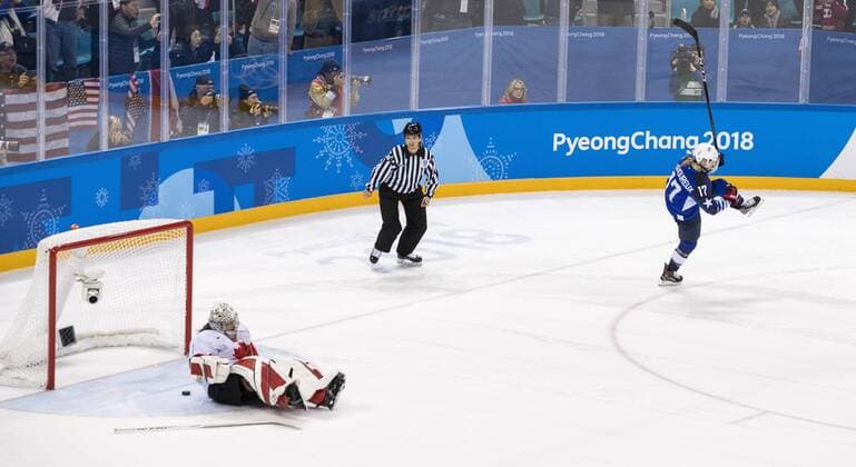 February 22, 2018 - Gangneung, South Korea - Monique LAMOUREUX-MORANDO of USA SCORES BTHE WINNING SHOOT OUT GOAL in action during the Women s USA Canada Gold medal game at the Gangneung Ice Arena during the 2018 Pyeongchang Winter Olympic Games Olympische Spiele Olympia OS PyeongChang 18: Ladies Hockey - ZUMAa35_ 20180222_zaf_a35_026 Copyright: xDanielxA.xAndersonx