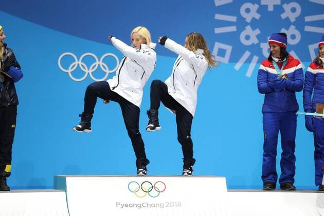 PyeongChang 2018 - Highlights der Olympischen Spiele Olympia-Bilder des Tages OLYMPICS - 2018 Winter Olympics PYEONGCHANG,SOUTH KOREA,22.FEB.18 - OLYMPICS, NORDIC SKIING, CROSS COUNTRY SKIING - Olympic Winter games Winterspiele Spiele Summer games PyeongChang 2018, team sprint free, Medals Plaza, award ceremony. Image shows Jessica Diggins and Kikkan Randall (USA). GEPAxpictures xMathiasxMandl