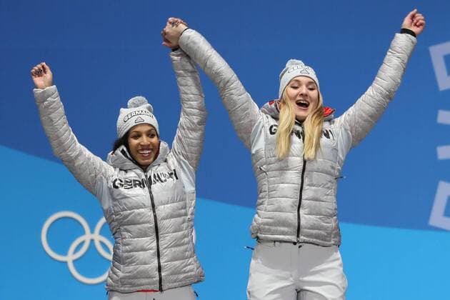 Themen der Woche - SPORT Olympia-Bilder des Tages OLYMPICS - 2018 Winter Olympics PYEONGCHANG,SOUTH KOREA,22.FEB.18 - OLYMPICS, BOBSLEIGH - Olympic Winter games Winterspiele Spiele Summer games PyeongChang 2018, ladies, Medals Plaza, award ceremony. Image shows Lisa Buckwitz and Mariama Jamanka (GER). GEPAxpictures xMathiasxMandl