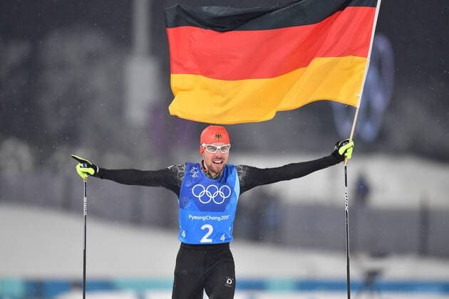 PyeongChang 2018 - Highlights der Olympischen Spiele Olympia-Bilder des Tages Schlusslaeufer Johannes RYDZEK (GER) laeuft mit der Deutschland Fahne,Flagge ins Ziel. Jubel,Freude,Begeisterung,,Aktion. Olympiasieger,Olympic Champion, Teamfoto,Team,Mannschaft,Mannschaftsfoto. Nordic Combined Team Gundersen LH 4x5 km, Nordische Kombination,Teamstaffel, Alpensia Ski Cross Centre, Olympische Winterspiele 2018, vom 09.02. - 25.02.2018 in PyeongChang Suedkorea. *** Final runner Johannes RYDZEK GER races to the finish line with the German flag Cheers Joy Enthusiasm Action Olympic champion Olympic champion Team photo Team Team photo Nordic Combined Team Gundersen LH 4x5 km Nordic Combined Teamshift Alpensia Ski Cross Center 2018 Winter Olympics from 09 02 25 02 2018 in PyeongChang South Korea