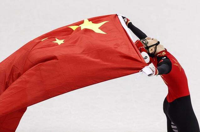 Olympia-Bilder des Tages February 22, 2018 - Gangneung, South Korea - Daijing Wu of China (6) celebrates after winning the gold medal and setting a world record in the MenÃ¢â‚¬â ¢s Short Track Speed skating Eisschnelllauf 500M final at the PyeongChang 2018 Winter Olympic Games Olympische Spiele Olympia OS at Gangneung Ice Arena on Thursday February 22, 2018. PyeongChang 18: Short Track Speed Skating Men - ZUMAj89_ 20180222_zaf_j89_074 Copyright: xPaulxKitagakixJr.x