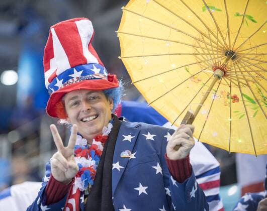 Fan, supporter der USA, gekleidet in Stars and stripes, Flagge, Fahne, Kanada (CAN) - Vereinigte Staaten von Amerika (USA) 2:3 nach Penaltyschiessen n.P., Eishockey der Frauen, Finale Ice hockey Eishockey - Women s Gold Medal Game, Game 22, am 22.02.2018 Olympische Winterspiele 2018, vom 09.02. - 25.02.2018 in PyeongChang Suedkorea. *** US Supporter Fan Dressed in Stars and Stripes Flag Flag Canada CAN United States of America USA 2 3 After Shootout n P Womens Ice Hockey Final Ice Hockey Women s Gold Medal Game Game 22 am 22 02 2018 2018 Winter Olympics 09 02 25 02 2018 in PyeongChang South Korea
