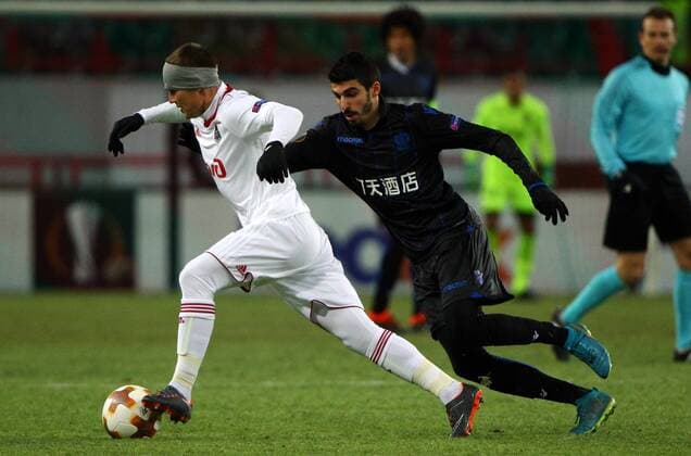Bilder des Tages SPORT MOSCOW, RUSSIA - FEBRUARY 22, 2018: Lokomotiv Moscow s Igor Denisov (L) and OGC Nice s Pierre Lees-Melou fight for the ball in their 2017 18 UEFA Europa League Round of 32 second leg football match at RZD Arena Stadium. Mikhail Tereshchenko TASS  TS075508
