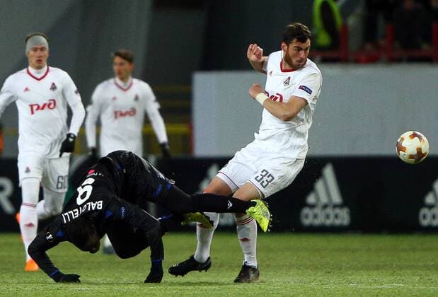 MOSCOW, RUSSIA - FEBRUARY 22, 2018: OGC Nice s Mario Balotelli (L) and Lokomotiv Moscow s Solomon Kvirkvelia fight for the ball in their 2017 18 UEFA Europa League Round of 32 second leg football match at RZD Arena Stadium. Mikhail Tereshchenko TASS  TS07550A