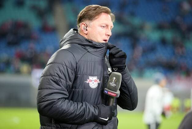 RB Leipzig - SSC Neapel Fussball Euro League Leipzig, 22.02.2018, Red Bull Arena, Fussball, UEFA EURO EM Europameisterschaft Fussball League, 16el Finale, Rückspiel , RB Leipzig vs. SSC Neapel , Im Bild: Trainer Ralph Hasenhüttl Hasenhuettl (RB Leipzig) am Sky Mikrofon. ,