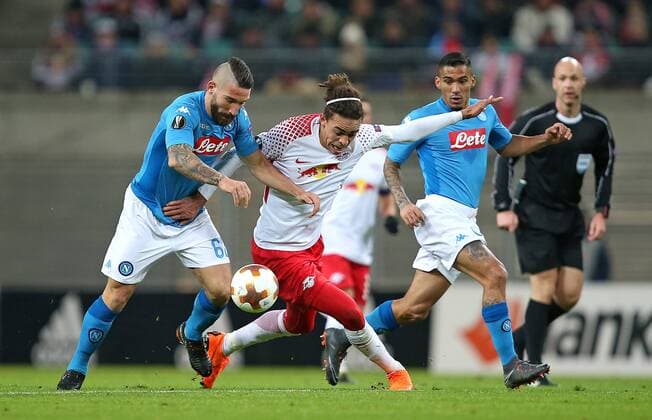 22.02.2018, Fussball UEFA Europa League 2017 2018, Zwischenrunde, RB Leipzig - SSC Neapel, in der Red Bull Arena Leipzig. v.l. Lorenzo Tonelli (SSC Neapel) gegen Yussuf Poulsen (RB Leipzig) und Allan (SSC Neapel)