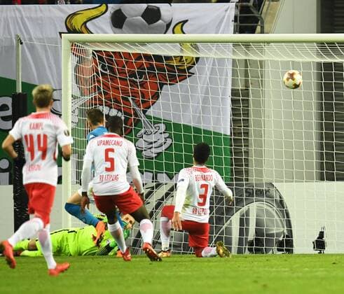 Fussball, Herren, Saison 2017 2018, Europa League (Zwischenrunde, Rückspiel), RB Leipzig - SSC Neapel, Piotr Zielinski ( 20, verdeckt, SSC Neapel) erzielt das Tor zum 1:0 gegen Torwart Peter Gulacsi (RB Leipzig), Dayot Upamecano (RB Leipzig), Bernado ( 3, RB Leipzig), 22.02. 2017, Copyright: xMatthiasxKochx