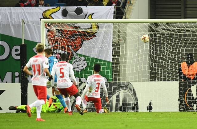 Fussball, Herren, Saison 2017 2018, Europa League (Zwischenrunde, Rückspiel), RB Leipzig - SSC Neapel, Piotr Zielinski ( 20, verdeckt, SSC Neapel) erzielt das Tor zum 1:0 gegen Torwart Peter Gulacsi (RB Leipzig), Dayot Upamecano (RB Leipzig), Bernado ( 3, RB Leipzig), 22.02. 2017, Copyright: xMatthiasxKochx