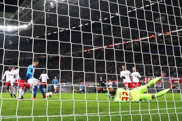 22.02.2018, xkvx, Fussball Europa League, RB Leipzig - SSC Neapel, emspor, v.l. Goal scored, Tor zum 0:1 durch Piotr Zielinski (SSC Neapel) Peter Gulacsi (RBL - RB Leipzig) Leipzig