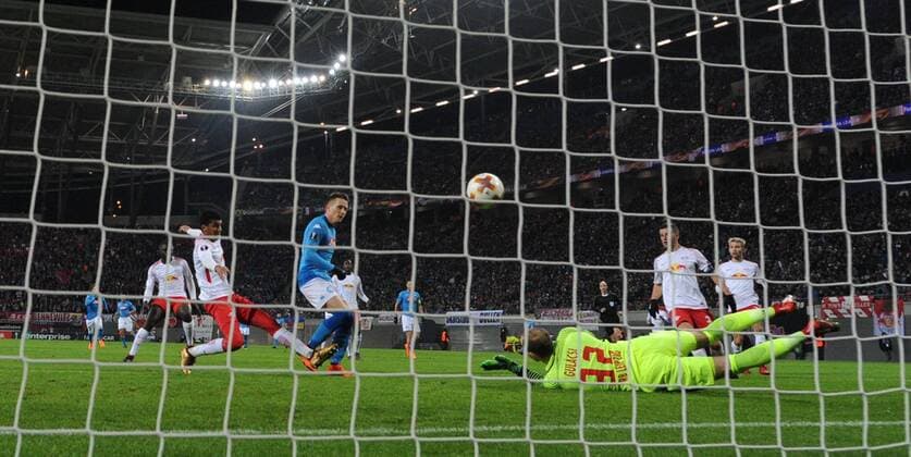 Bilder des Tages SPORT Fussball, Herren, Saison 2017 2018, Europa League (Zwischenrunde, Rückspiel), RB Leipzig - SSC Neapel, Piotr Zielinski ( 20, M., SSC Neapel) erzielt das Tor zum 1:0 gegen Torwart Peter Gulacsi (RB Leipzig), 22.02. 2017, Copyright: xMatthiasxKochx