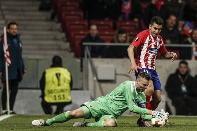 22nd February 2018, Wanda Metropolitano, Madrid, Spain; UEFA Europa League football, round of 32, 2nd leg, Atletico Madrid versus FC Copenhagen; Angel Martin Correa (Atletico de Madrid) loses the possession to goalkeeper Stephan Andersen (Cop)  ActionPlus11991364