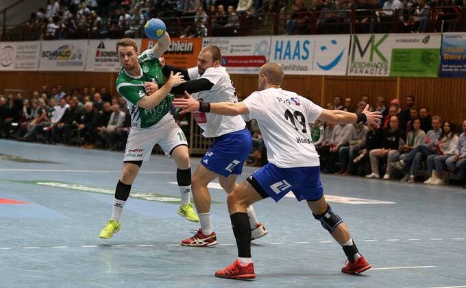 v.li.: Patrick Schmidt (DJK Rimpar Wölfe), Marcel Niemeyer (ThSV Eisenach), Nicolai Hansen (ThSV Eisenach), DKB 2. Handball-Bundesliga, DJK Rimpar Wölfe - ThSV Eisenach,