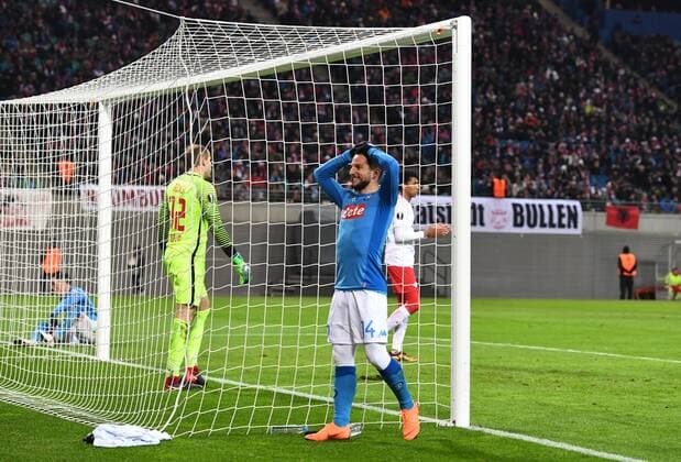 Fussball, Herren, Saison 2017 2018, Europa League (Zwischenrunde, Rückspiel), RB Leipzig - SSC Neapel, v. l. Torwart Peter Gulacsi (RB Leipzig), Dries Mertens ( 14, SSC Neapel), 22.02. 2017, Copyright: xMatthiasxKochx