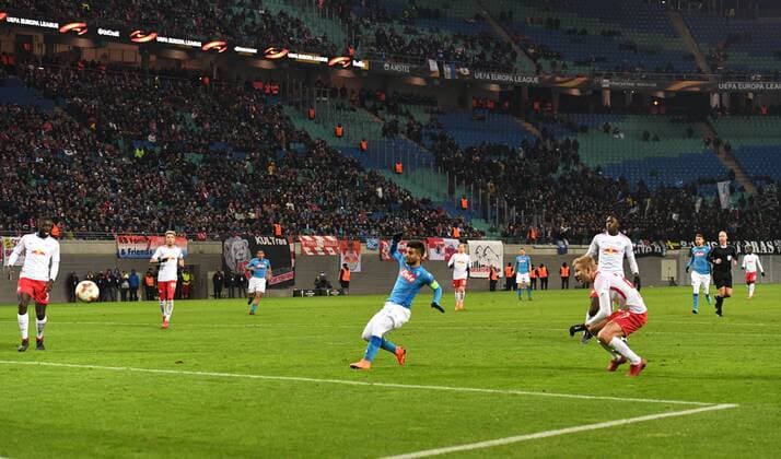 Fussball, Herren, Saison 2017 2018, Europa League (Zwischenrunde, Rückspiel), RB Leipzig - SSC Neapel, Lorenzo Insigne ( 24, Mitte, SSC Neapel) erzielt das Tor zum 2:0, rechts Konrad Laimer (RB Leipzig), 22.02. 2017, Copyright: xMatthiasxKochx