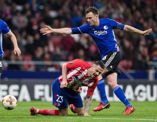 Vitolo of Atletico Madrid and William Kvist of Copenhagen during UEFA Europa League match between Atletico Madrid and FC Copenhagen played at the Wanda Metropolitano Stadium in Madrid, on February 22th 2018.  xRudy AFP7x xAtleticoxMadridxvxFCxCopenhagen,xUEFAxEuropaxLeague,xRoundxofx32x