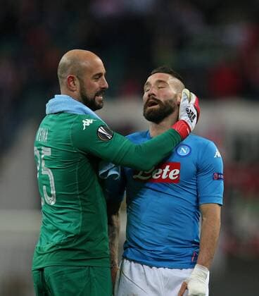 22.02.2018, Fussball UEFA Europa League 2017 2018, Zwischenrunde, RB Leipzig - SSC Neapel, in der Red Bull Arena Leipzig. v.l. Torwart Pepe Reina (SSC Neapel) und Lorenzo Tonelli (SSC Neapel) enttäuscht