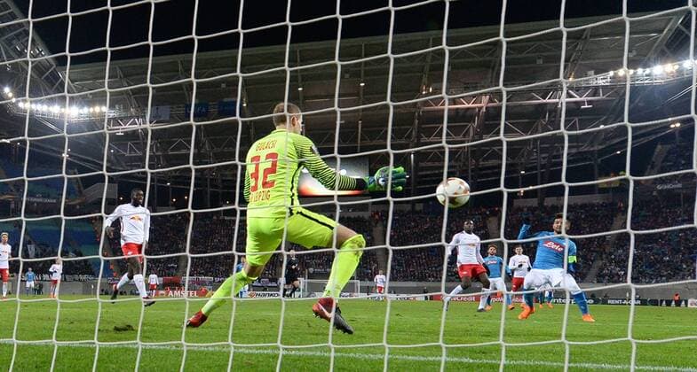 Fussball, Herren, Saison 2017 2018, Europa League (Zwischenrunde, Rückspiel), RB Leipzig - SSC Neapel, Lorenzo Insigne ( 24, r., SSC Neapel) erzielt das Tor zum 2:0 gegen Torwart Peter Gulacsi (RB Leipzig), 22.02. 2017, Copyright: xMatthiasxKochx