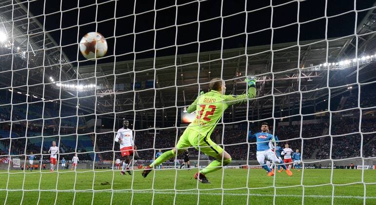 Fussball, Herren, Saison 2017 2018, Europa League (Zwischenrunde, Rückspiel), RB Leipzig - SSC Neapel, Lorenzo Insigne ( 24, r., SSC Neapel) erzielt das Tor zum 2:0 gegen Torwart Peter Gulacsi (RB Leipzig), 22.02. 2017, Copyright: xMatthiasxKochx