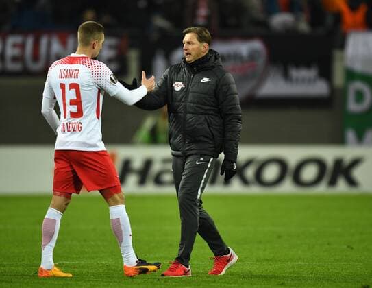 Fussball, Herren, Saison 2017 2018, Europa League (Zwischenrunde, Rückspiel), RB Leipzig - SSC Neapel, Stefan Ilsanker (RB Leipzig), Trainer Ralph Hasenhüttl (RB Leipzig), Jubel nach dem Abpfiff, 22.02. 2017, Copyright: xMatthiasxKochx