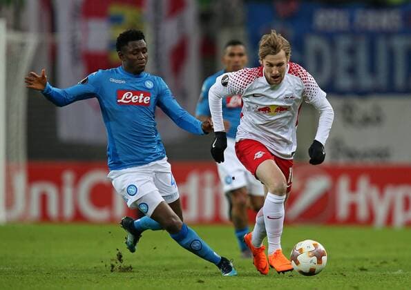 22.02.2018, Fussball UEFA Europa League 2017 2018, Zwischenrunde, RB Leipzig - SSC Neapel, in der Red Bull Arena Leipzig. v.l. Amadou Diawara (SSC Neapel) gegen Emil Forsberg (RB Leipzig)