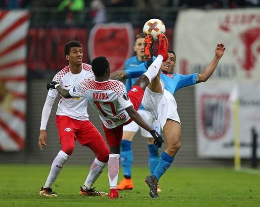 22.02.2018, Fussball UEFA Europa League 2017 2018, Zwischenrunde, RB Leipzig - SSC Neapel, in der Red Bull Arena Leipzig. v.l. Bernardo Fernandes da Silva Junior (RB Leipzig) , Bruma (RB Leipzig) gegen Allan (SSC Neapel)