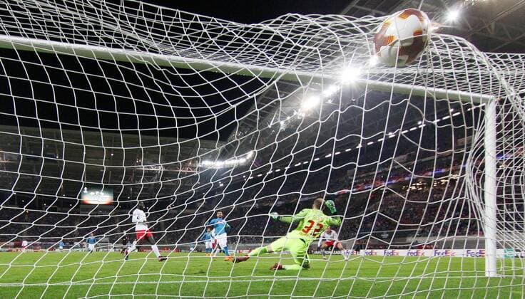 Bilder des Tages SPORT RB Leipzig - SSC Neapel Fussball Euro League Leipzig, 22.02.2018, Red Bull Arena, Fussball, UEFA EURO EM Europameisterschaft Fussball League, 16el Finale, Rückspiel , RB Leipzig vs. SSC Neapel 0:2 (0:1) (HIN 3:1) , Tor für Neapel! Im Bild: Lorenzo Insigne (m., Neapel) trifft gegen Torwart Peter Gulacsi (32, RB Leipzig) zum 0:2. ,
