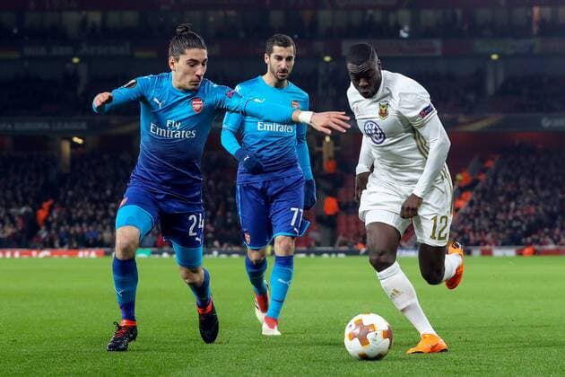 180222 Arsenals Hector Bellerin och Henrikh Mkhitaryan och Östersunds Ken Sema under fotbollsmatchen i Europa League mellan Arsenal och Östersund den 22 februari 2018 i London. Copyright: ANDREASxLxERIKSSON BB180222AE015