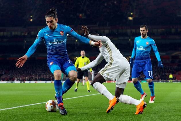 180222 Arsenals Hector Bellerin och Östersunds Ken Sema under fotbollsmatchen i Europa League mellan Arsenal och Östersund den 22 februari 2018 i London. Copyright: ANDREASxLxERIKSSON BB180222AE017